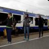 Steffi, Sabine und Sonja (von links) sitzen in Augsburg am Bahnhof fest - und nehmen es mit Humor.