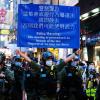 Ein Polizist warnt Demonstranten: „Löst euch auf, oder wir wenden Gewalt an.“ In Hongkong richten sich Proteste gegen ein Sicherheitsgesetz. 	