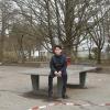 Nur fürs Foto hat sich Schülersprecher Anas Aydin auf den leeren Pausenhof der Kerschensteiner-Schule in Augsburg begeben.
