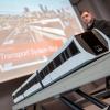 Das Modell einer zukünftigen Magnetschwebebahn steht in einem Konferenzraum eines Hotels am Flughafen München.
