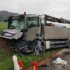 Bei dem Unfall ist ein Kleintransporter mit einem Lastwagen zusammengestoßen.