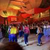 Beim Weiberfasching in Baar herrschte ausgelassene Stimmung. Viele Gruppen hatten sich für den Weiberball in der Mehrzweckhalle fantasievoll verkleidet.