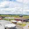 Blick vom alten Faulturm der Echinger Kläranlage aus über den Rundbau, in dem sich zwei aktive Faultürme befinden, Richtung Norden, wo künftig Biomasse aus dem Landkreis Starnberg angeliefert werden könnte. 