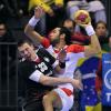 Eine schmerzhafte Niederlage: Dominik Klein verlor bei der Handball-WM mit Deutschland gegen Tunesien (im Bild Amine Bannour) 