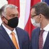 Polens Premierminister Mateusz Morawiecki begrüßt seinen ungarischen Amtskollegen Viktor Orban. Die EU- Kommission kritisiert in beiden Ländern die Defizite in Sachen Rechtsstaatlichkeit.