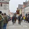 Mehr als 30 Gespanne, Reitergruppen und Kapellen zogen am Sonntagmittag beim Leonhardiritt durch Lauingen, der zum ersten Mal seit Beginn der Pandemie wieder stattfand.