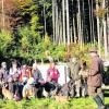 Florian Steck (r.) erklärt den Drittklässlern der Volksschule aus Buch Interessantes über den Wald und seine Bewohner. Noch zur Unterstützung mit dabei ist Karl Thoma mit dem Jagdhorn in der Hand und dem Hund Alex an seiner Seite. Foto: plo