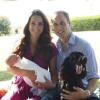 Das erste offizielle Foto von Prinz George zeigt ihn mit seinen Eltern und Hund Lupo im Garten. Das Motiv erinnert auch an Babyfotos von William mit seinen Eltern Diana und Charles.
