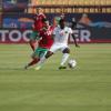 Marokkos Mbark Boussoufa (R) und Namibias Petrus Shitembi (l) kämpfen um den Ball.