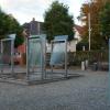 An der Buchenhecke bei den Sitzbänken am Meringer Marktplatz hätten eigentlich Haltebügel für Fahrräder positioniert werden sollen. Doch nun entschieden sich die Räte dagegen. 	