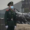 Ein chinesischer paramilitärischer Polizist steht Wache in Peking, wo die Jahrestagung des chinesischen Volkskongresses stattfindet.