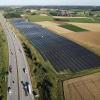 Einer der Solarparks der Energiebauern GmbH, hier bei Dasing an der A8.