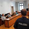 Im September sollen drei Männer in einem ehemaligen Kurhotel in Bad Wörishofen einen Bekannten zu Tode geprügelt haben - so die Anklage. Einer von ihnen muss zehn Jahre hinter Gitter, die anderen beiden wurden freigesprochen.