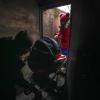 Ein Ehepaar betritt während des russischen Beschusses einen Schutzraum mit einem Baby in einem Kinderwagen. Russische Truppen haben ihren erwarteten Angriff auf die Ukraine gestartet.