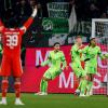 Wolfsburgs Spieler reagieren, als der Treffer zum 3:4 durch Wolfsburgs Yannick Gerhardt (l) annullliert wird.