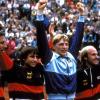 Zeit für Helden: Das deutsche Daviscupteam ließ sich 1985 nach seinem 3:2-Sieg feiern. Neben Teamchef Niki Pilic (von links) zu sehen ist Hansjörg Schwaier, der von Bad Wörishofen aus eine große Karriere begann, mit Boris Becker und Andreas Maurer. 