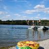 Während der Sommermonate fängt unser Fotograf Peter Fastl Impressionen aus den kleineren Orten und einigen Friedberger Stadtteilen ein. Bei seinen Rundgängen hat er auch Menschen getroffen, die in Derching ihre Heimat gefunden haben.