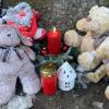 Ein Jahr nach der tödlichen Messerattacke auf zwei Schülerinnen in Illerkirchberg gedenkt die Gemeinde der Opfer. Als zur Tatzeit um 7.25 Uhr die Glocken läuten, halten Angehörige der getöteten Ece am Tatort inne, weinen und umarmen sich.