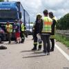 Schwerer Unfall auf der B2 bei Bäumenheim: Ein Mann prallte mit seinem Motorroller (rechts) auf einen Lkw (am linken Bildrand).  	