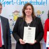Kultusminister Bernd Sibler überreichte Schulleiterin Julia Lerch (Mitte) und der Sportbeauftragten Anke Spatz von der Grundschule Waldstetten die Auszeichnung.