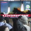 Passanten in Seoul schauen eine Nachrichtensendung über den jüngsten Raketenstart Nordkoreas. Inmitten der festgefahrenen Verhandlungen mit den USA über sein Atomwaffenprogramm demonstriert Nordkorea militärische Stärke.