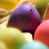 Bunt gefärbte Ostereier sehen hübsch aus. Doch wie viele Eier sind ungesund für Kinder?