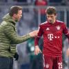 Bayern-Trainer Julian Nagelsmann (l) im Gespräch mit Thomas Müller.