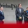 Lars Klingbeil (SPD, v.r.), Michael Kellner (Grüne) und Volker Wissing (FDP) bei einem Pressestatement vor der Landesvertretung Rheinland-Pfalz. Hier setzen die Ampelparteien ihre Koalitionsverhandlungen fort.