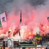 Wegen des Einsatzes von Pyrotechnik muss der FC Augsburg knapp 100.000 Euro Strafe bezahlen.