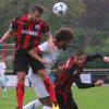 Beim Feiern von Auswärtssiegen haben die Aindlinger Fußballer bereits Routine entwickelt. In Gilching holte das Landesliga-Team am Samstag den fünften „Dreier“ auf fremden Plätzen in dieser Runde. In der Spielszene oben setzt sich Lukas Wiedholz im Kopfballduell gegen Ramon Adofo durch.