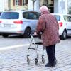 Eine alte Frau läuft mit ihrem Rollator über das Kopfsteinpflaster auf dem Marktplatz in Günzburg. Wie kann man den Landkreis auch für Senioren attraktiver machen?
