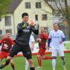 Hier schnappt sich Dennis Stöffelmeir sicher den Ball – beim Spiel in Höchstädt musste Unterringingens Keeper aber auch viermal hinter sich greifen. 