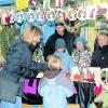 Mit einem weihnachtlich gestalteten Stand bereicherte die Grundschule Unterelchingen die Dorfweihnacht. Foto: Deger