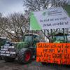 Schon früh machten sich Landwirte aus dem Landkreis auf den Weg nach Nördlingen zum Protest. Der Verkehr staute sich auf der B25 und in der Innenstadt. Über 1000 Traktoren waren auf der Kaiserwiese.