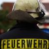 Ein 82-Jähriger ignorierte während einer Prozession zum Volkstrauertag in Mertingen eine Straßensperrung und fuhr einen Feuerwehrmann um.