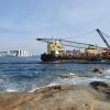 Ölbekämpfer bei der "Costa Concordia" im Einsatz. Foto: Luca Zennaro/Archiv dpa