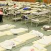 Im Akkord beziehen viele freiwillige Helfer aus dem Stadtgebiet die Betten und Matratzen für Asylbewerber. 250 bis 300 Flüchtlinge sollen am Mittwoch in der Wörnitzhalle untergebracht werden. 