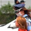 Eine Polizistin begleitete ein Mädchenin Berlin vor dem Job-Center an der Storkower Straße. Dort war am Morgen eine Frau mit Verdacht auf Ebola zusammengebrochen. 