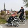 Rosalia Scheiffele, Bewohnerin des Awo-Seniorenzentrums Neu-Ulm, und Hans Peter Gester vom ADFC drehen mit dem neuen Rollstuhlfahrrad eine Runde an der Donau.  	