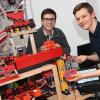 Aufräumen leicht gemacht: Markus (links) und Lukas Lobmaier tüfteln seit sieben Jahren an ihrer Lego-Sortiermaschine. 	