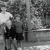 Dieses Bild zeigt Autorin Helga Sättler mit ihrem Bruder (links) und Joachim aus der Nachbarwohnung. Hinter den Kindern ist der Garten eines Nachbarn zu sehen, den die Kinder nur „Urwald-Jonny“ nannten.