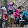 Eltern aus Pöttmes und dem Ortsteil Handzell gaben den Impuls für einen Waldkindergarten in der Marktgemeinde. Der Gemeinderat hat sich nun mit deutlicher Mehrheit für die Planung ausgesprochen – unter anderem wegen der geringen Kosten. 