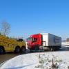 Ein liegengebliebener Lastwagen blockiert den Kreisverkehr an der Autobahnausfahrt Vöhringen. 