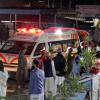 Rettungskräfte bringen Erdbebenopfer in ein Krankenhaus in Saidu Sharif. Die Stadt liegt im pakistanischen Swat-Tal.