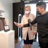 Ministerpräsidentin Manuela Schwesig (l.) von Tom Pantel, Geschäftsinhaber, im Modegeschäft Compromis Label & Lounge das einchecken mit der Luca-App erklären.