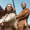 So kennt man Winnetou: Pierre Brice in der Rolle des berühmten Apachenhäuptlings mit dessen Blutsbruder Old Shatterhand (Lex Barker). 