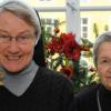 20 Minuten braucht man für einen Franziska-Stern, erklärt Schwester Helena (links). Auch Schwester Hadismunda hat ihr eifrig bei der Arbeit geholfen. Hunderte von Sternen kamen so im Advent zusammen. 