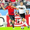 Neuburg drückt Miroslav Klose (rechts) für das Duell gegen Spanien (im Bild Sergio Ramos) die Daumen. Foto: dpa