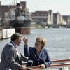 Angela Merkel und der polnische Präsident Bronislaw Komorowski während eines Spaziergangs durch Danzig. Foto: Adam Warzawa/Archiv dpa