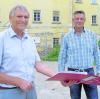 Wolfgang Knabe (links) von der Messerschmidt-Kulturerbe-Stiftung erläuterte die Pläne für die Orangerie. Rechts im Bild Bürgermeister Mirko Kujath. 